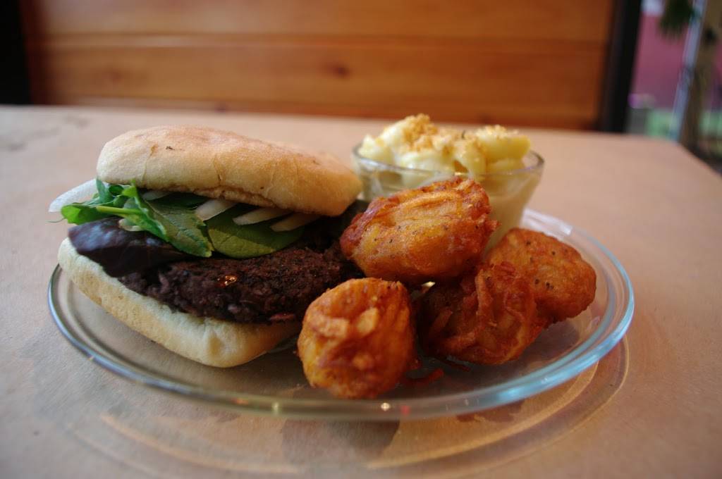 Big Green Q | restaurant | 6023 Maple St, Omaha, NE 68104, USA | 4022163000 OR +1 402-216-3000