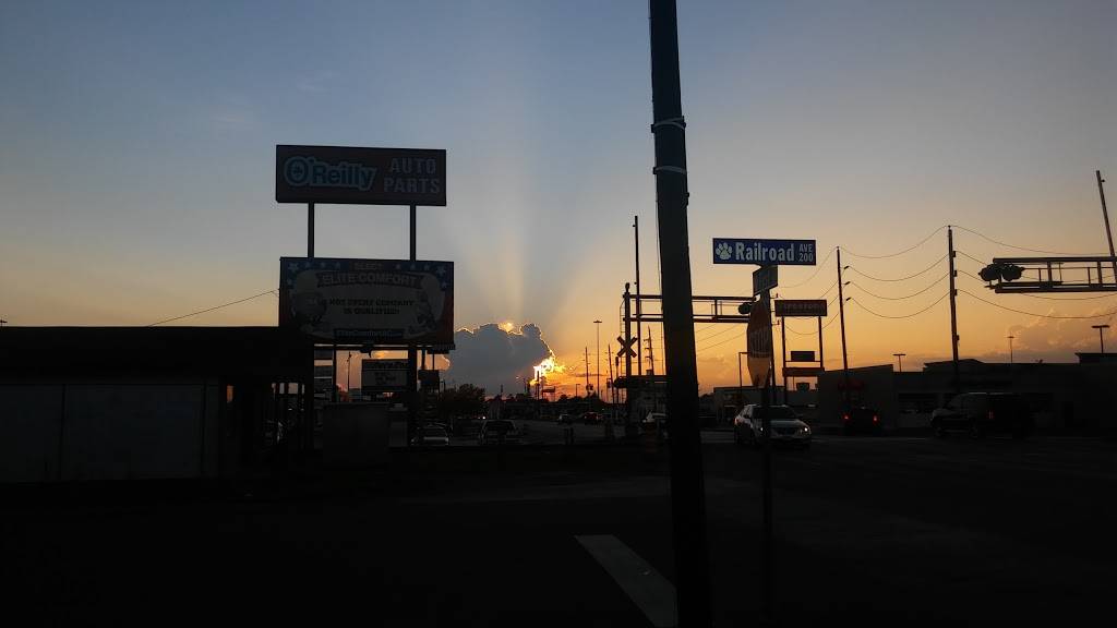 Hartz Chicken Buffet | restaurant | 210 1st St E, Humble, TX 77338, USA | 2814460320 OR +1 281-446-0320