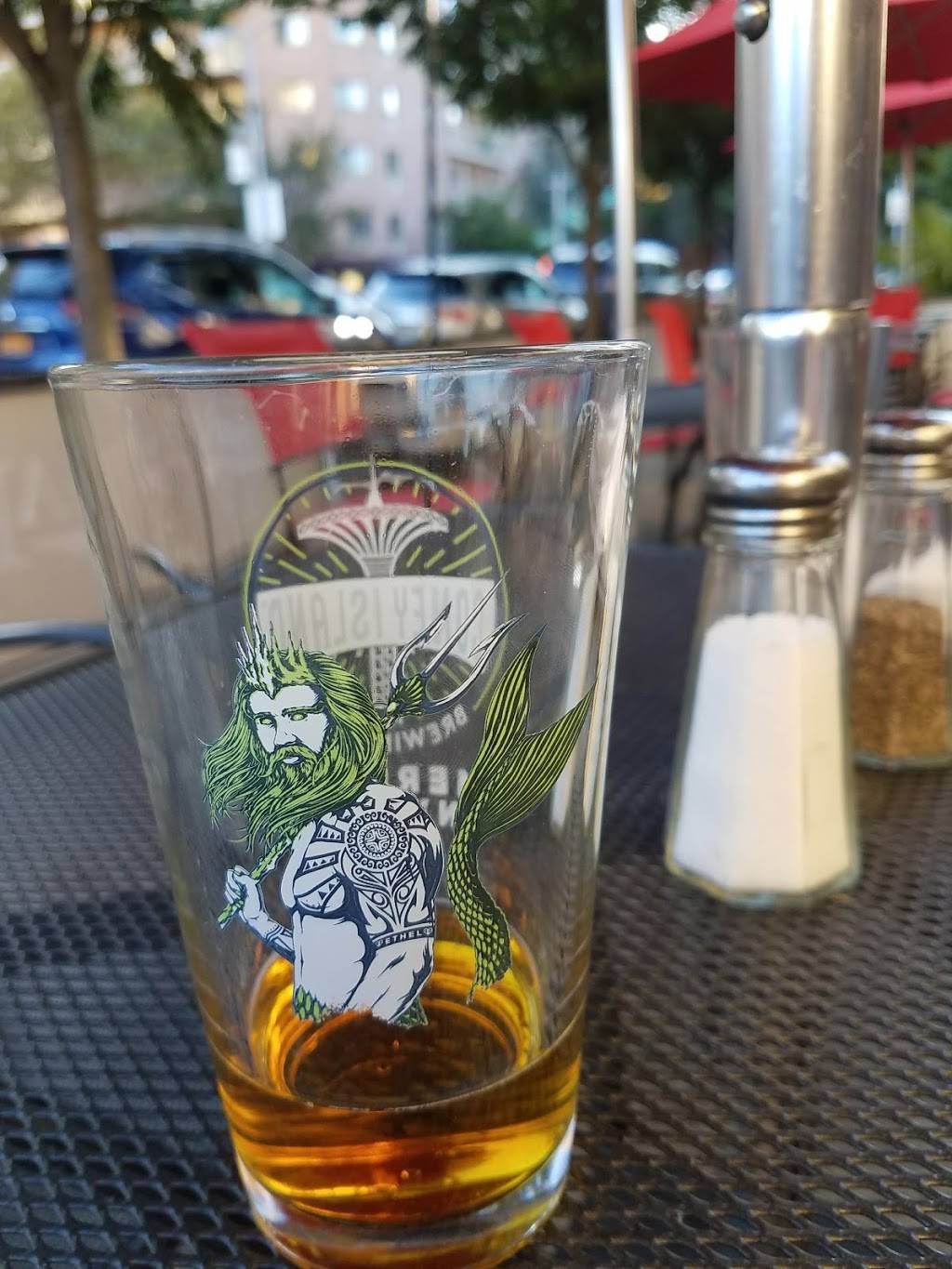 Hangar 11 Burgers & Brews | restaurant | 119-11 Metropolitan Ave, Kew Gardens, NY 11415, USA | 7184418100 OR +1 718-441-8100