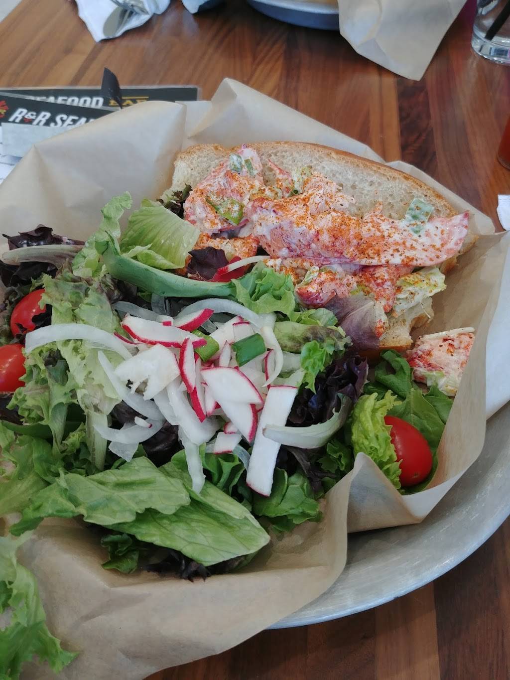 R&R Seafood Bar | restaurant | 7060 Friendship Rd, Baltimore, MD 21240, USA | 4438833752 OR +1 443-883-3752