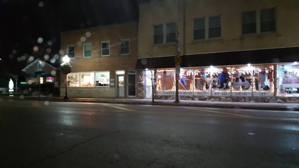 L & F Pizza | restaurant | 21 S Cass Ave A, Westmont, IL 60559, USA | 6309695455 OR +1 630-969-5455