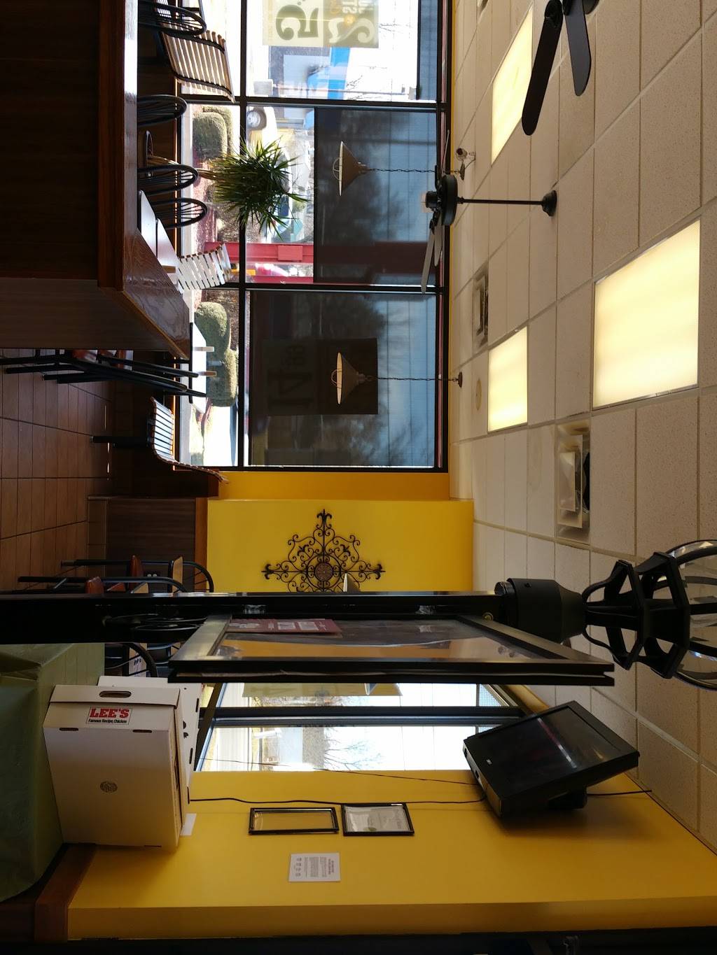 Lees Famous Recipe Chicken | restaurant | 2710 Wheeling Ave, Muncie, IN 47303, USA | 7658969075 OR +1 765-896-9075