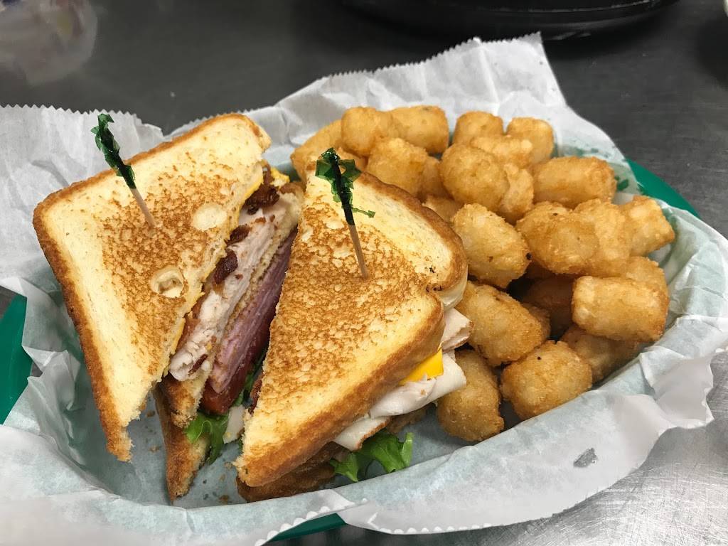 Oak Tree Grille | restaurant | 865 Buchanan Resort Rd, Springville, TN 38256, USA | 7316428810 OR +1 731-642-8810