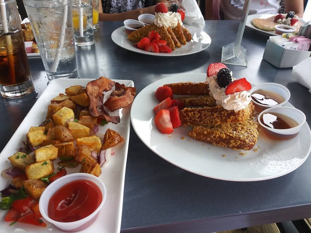 Flippers | restaurant | 8767 Estero Blvd, Fort Myers Beach, FL 33931, USA | 2397651025 OR +1 239-765-1025