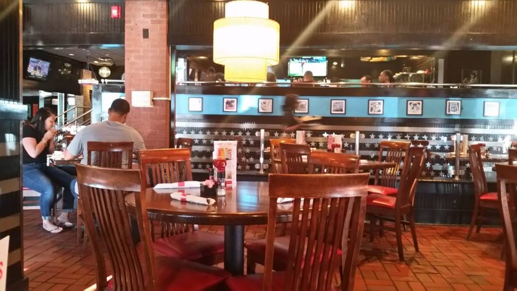 TGI Fridays | restaurant | 716 Sunrise Hwy, Rockville Centre, NY 11570, USA | 5165949074 OR +1 516-594-9074