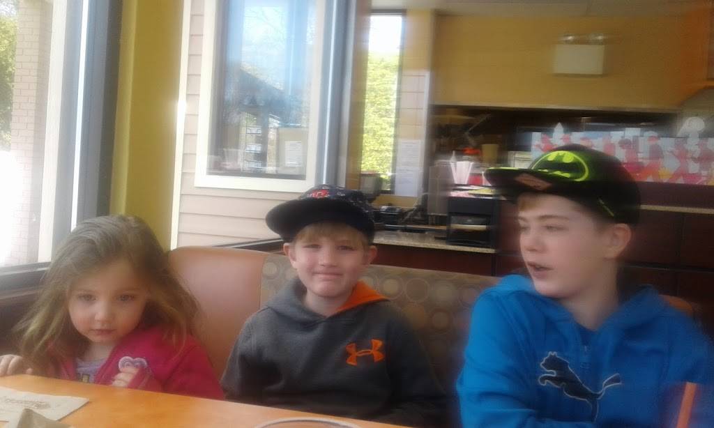 Dunkin | bakery | 231 Main St, Ashaway, RI 02804, USA | 4016374554 OR +1 401-637-4554