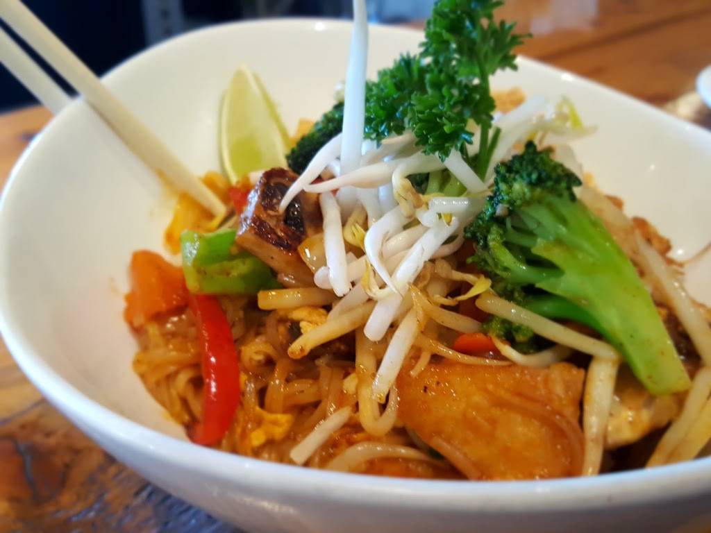 Madame Thai | restaurant | 361 Rue Saint-Charles Ouest, Longueuil, QC J4H 1E7, Canada | 4503329378 OR +1 450-332-9378