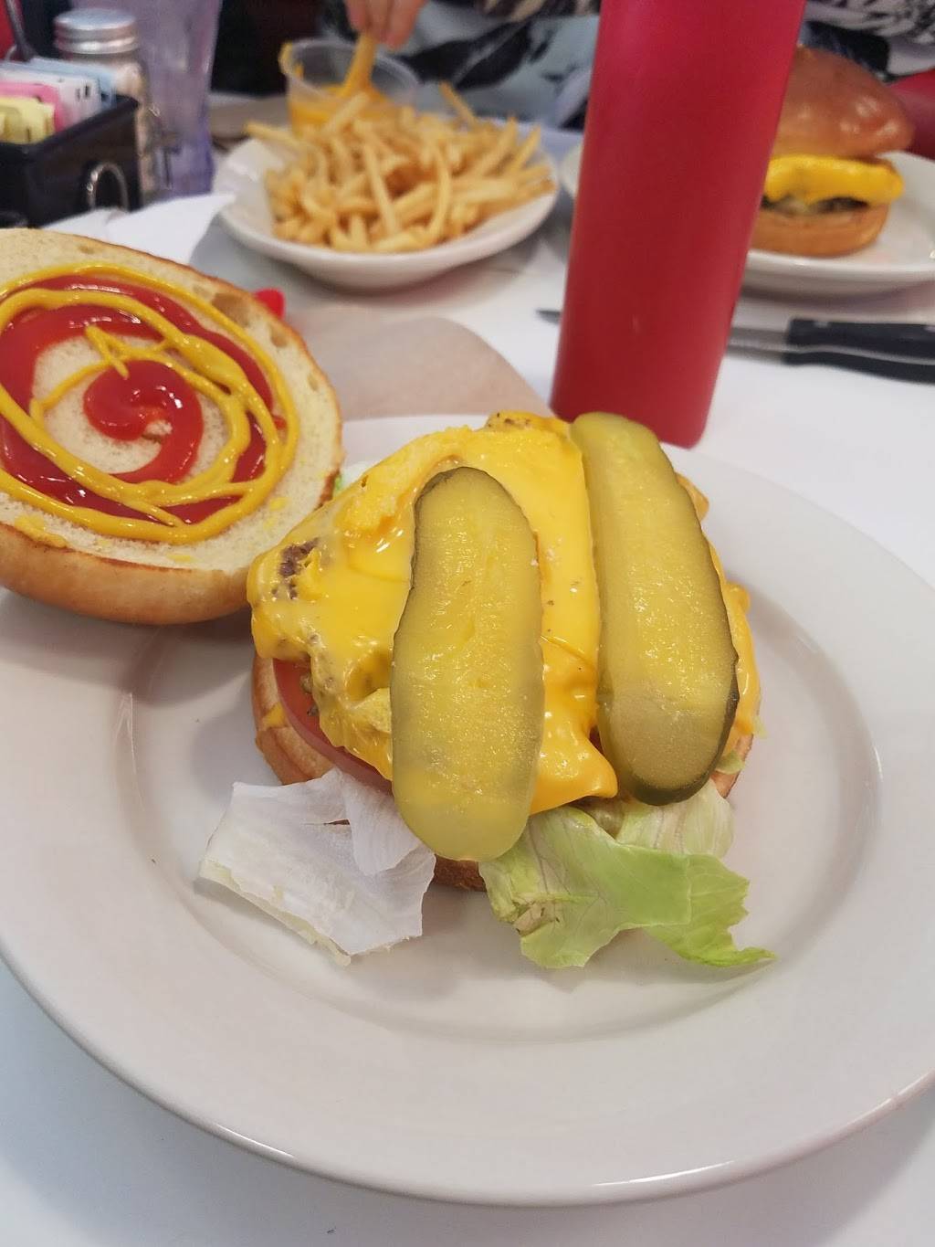 Steak n Shake | restaurant | 7929 E Division St, Evansville, IN 47715, USA | 8124751400 OR +1 812-475-1400