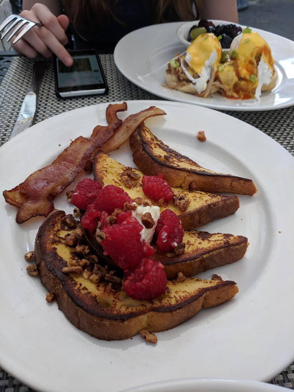 Poogans Porch | restaurant | 72 Queen St, Charleston, SC 29401, USA | 8435772337 OR +1 843-577-2337