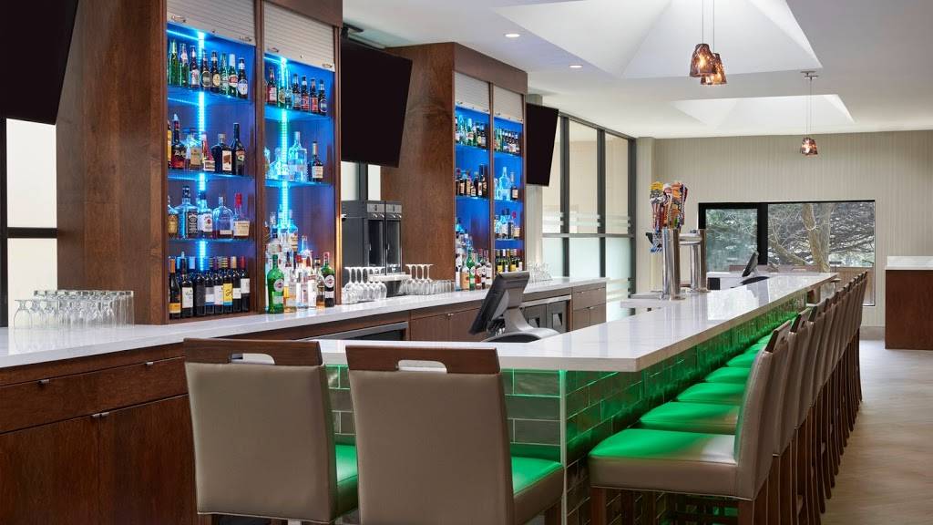 Moments Restaurant & Lounge | restaurant | 6257 Airport Rd, Mississauga, ON L4V 1E4, Canada | 9056781401 OR +1 905-678-1401