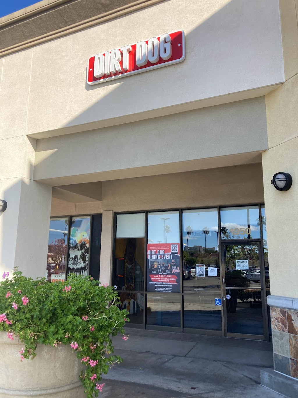 Dirt Dog Long Beach | restaurant | 1950 Ximeno Ave, Long Beach, CA 90815, USA | 5624983900 OR +1 562-498-3900