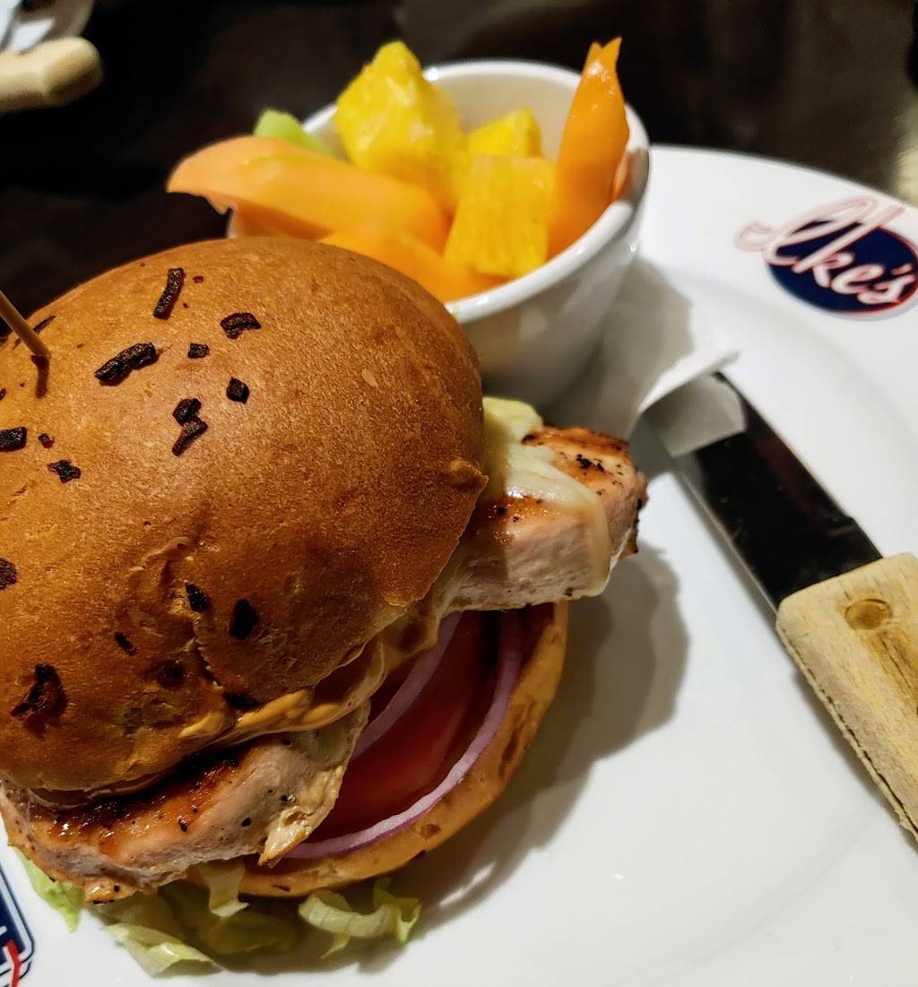 Ikes Food & Cocktails | restaurant | 4400 W 78th St, Bloomington, MN 55435, USA | 9528314537 OR +1 952-831-4537