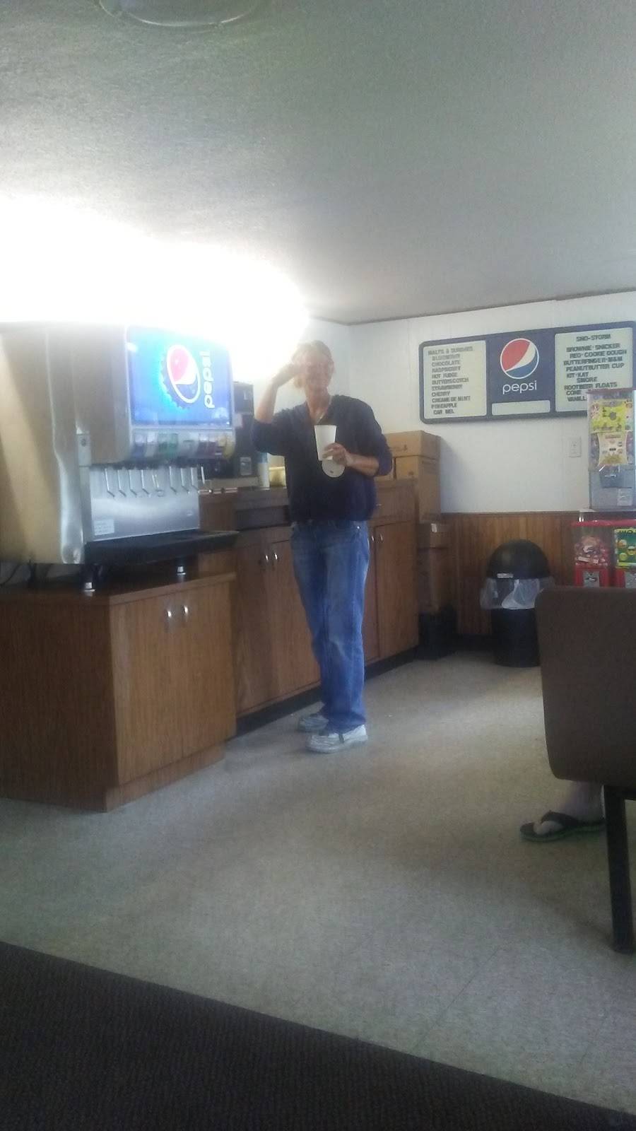 D-Lux Drive In | restaurant | 90 3rd St NW, Hartley, IA 51346, USA | 7129283453 OR +1 712-928-3453