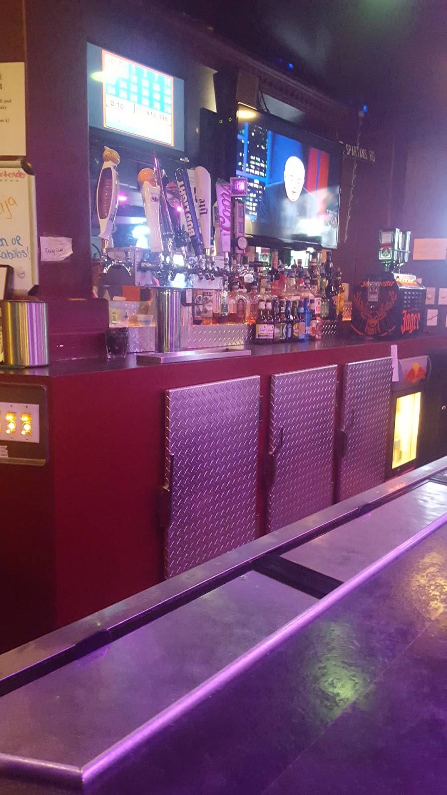 Daizy Dukes sports bar and grill | restaurant | 5153 Fenton Rd, Flint, MI 48507, USA | 8102859108 OR +1 810-285-9108