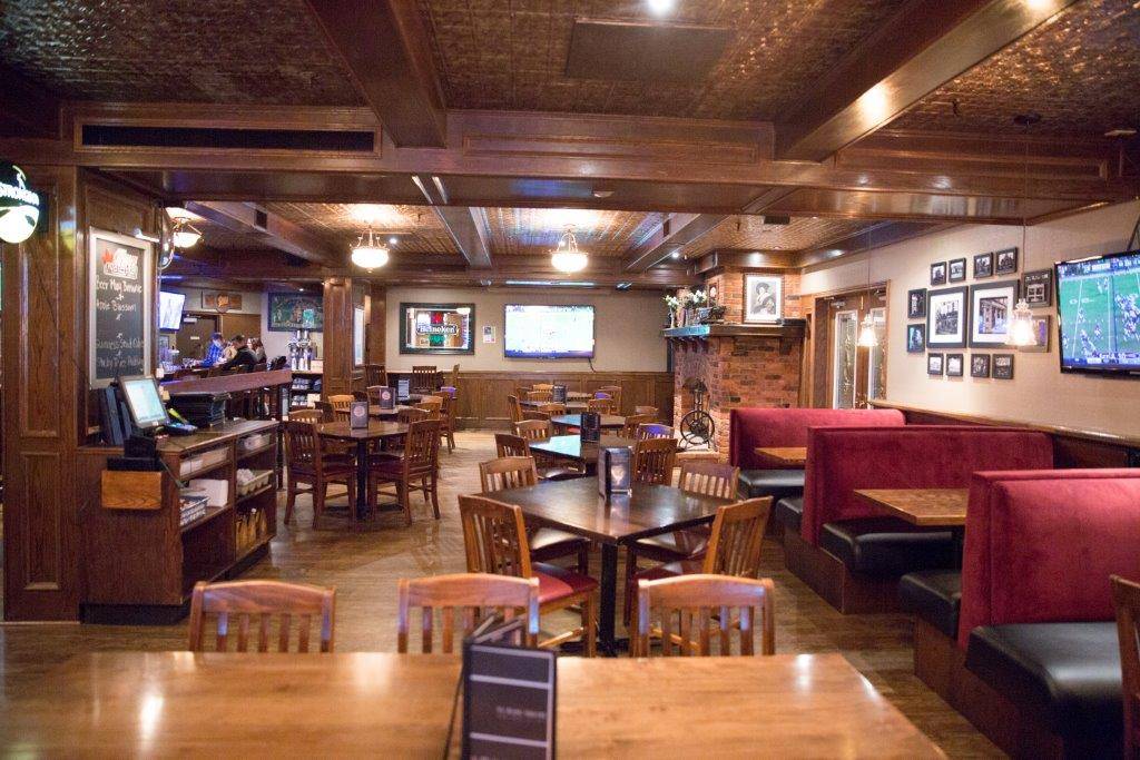 Ye Olde Squire | restaurant | 550 Fennell Ave E, Hamilton, ON L8V 1S9, Canada | 9053887770 OR +1 905-388-7770