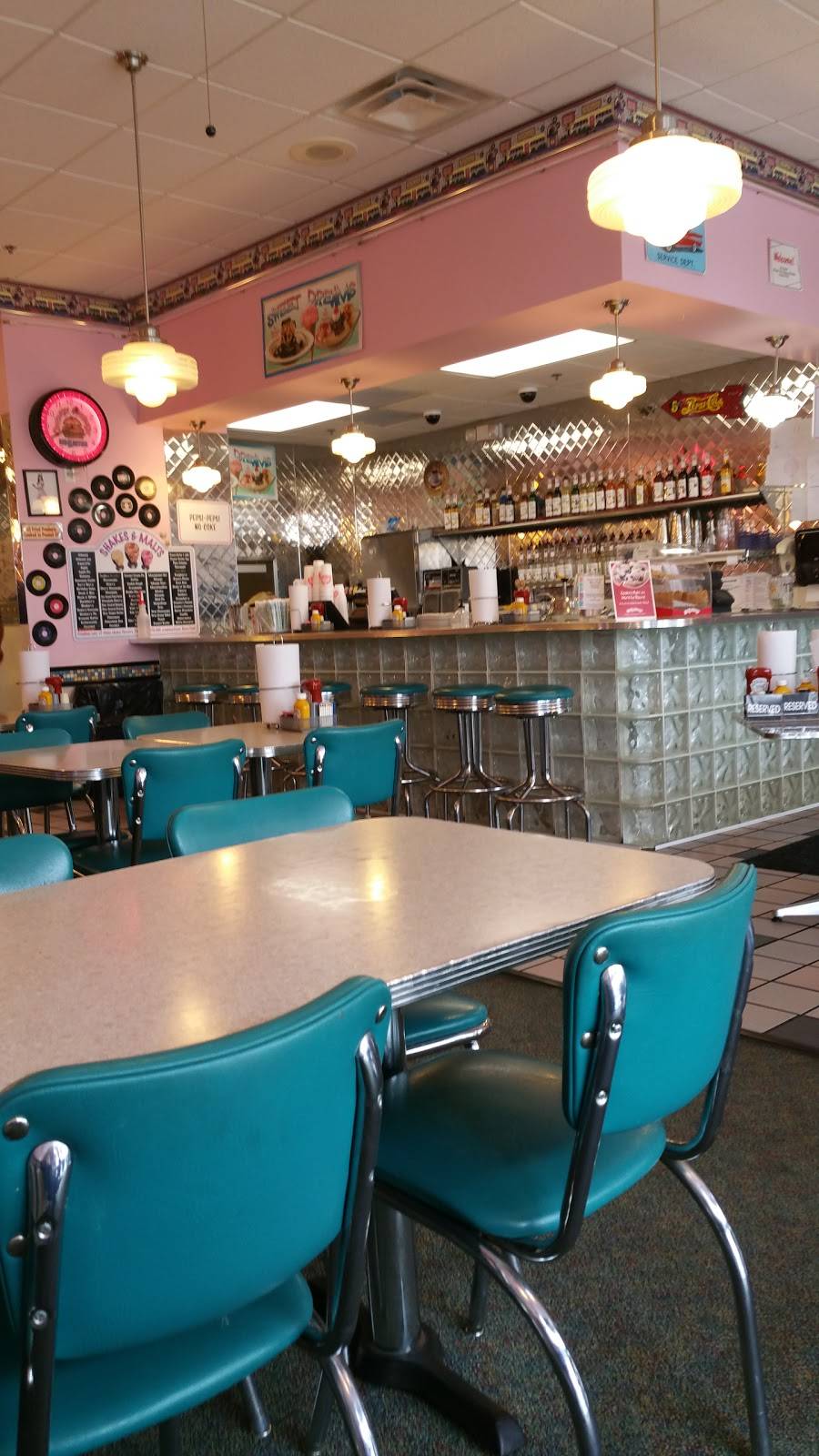 Cheeburger Cheeburger | restaurant | 2130 NJ-35, Holmdel, NJ 07733, USA | 7326715330 OR +1 732-671-5330