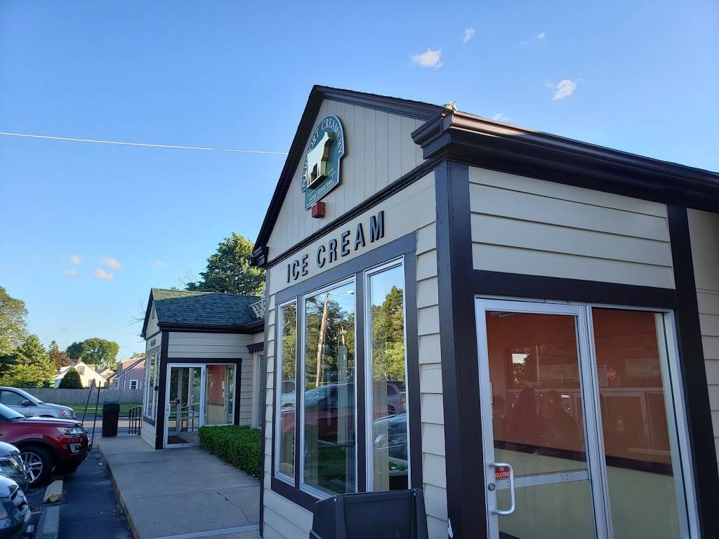 Newport Creamery | meal takeaway | 208 W Main Rd, Middletown, RI 02842, USA | 4018462767 OR +1 401-846-2767