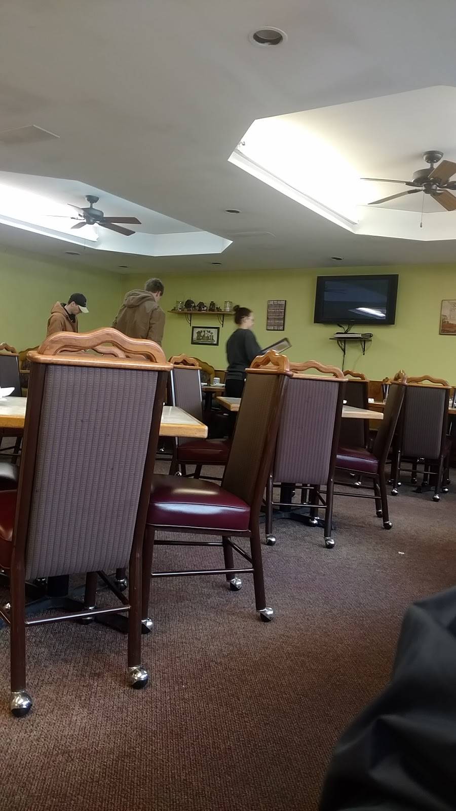 Golden Mine Family Restaurant | restaurant | 111 S Front St, Braidwood, IL 60408, USA | 8154582111 OR +1 815-458-2111