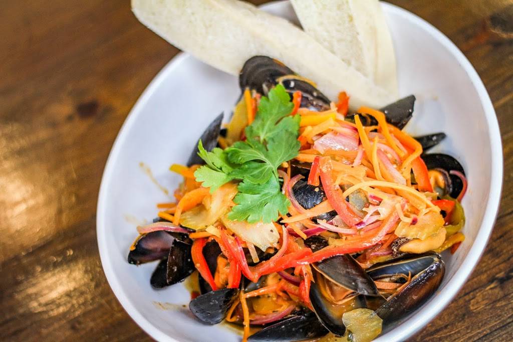 Hobarts Lighthouse | restaurant | 2281 McCrackens Landing Rd, Lakefield, ON K0L 2H0, Canada | 7056520557 OR +1 705-652-0557