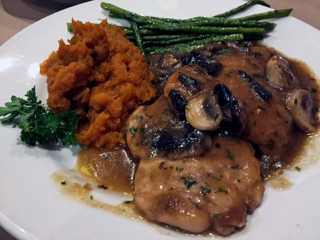 Crossroads Seafood and Steakhouse | restaurant | 106 State Rd 60 East, Plant City, FL 33567, USA | 8137565699 OR +1 813-756-5699