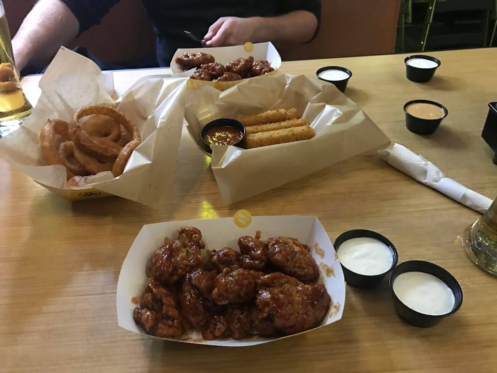 Buffalo Wild Wings | restaurant | 2065 Fruitville Pike, Lancaster, PA 17601, USA | 7175535472 OR +1 717-553-5472