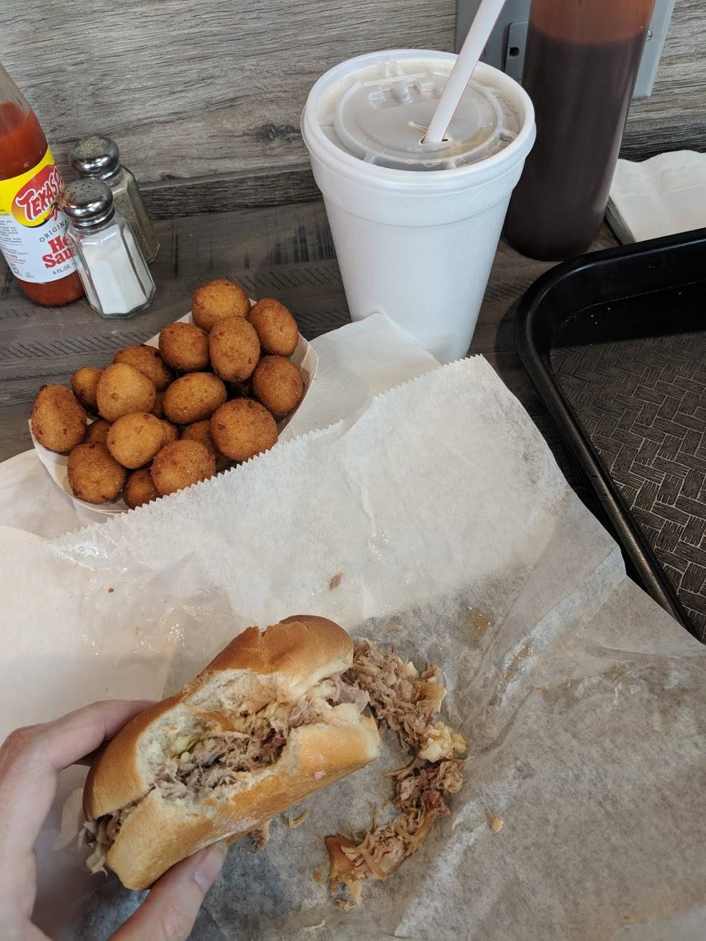 Country BBQ | restaurant | 2928 N Main St, High Point, NC 27265, USA | 3368860160 OR +1 336-886-0160