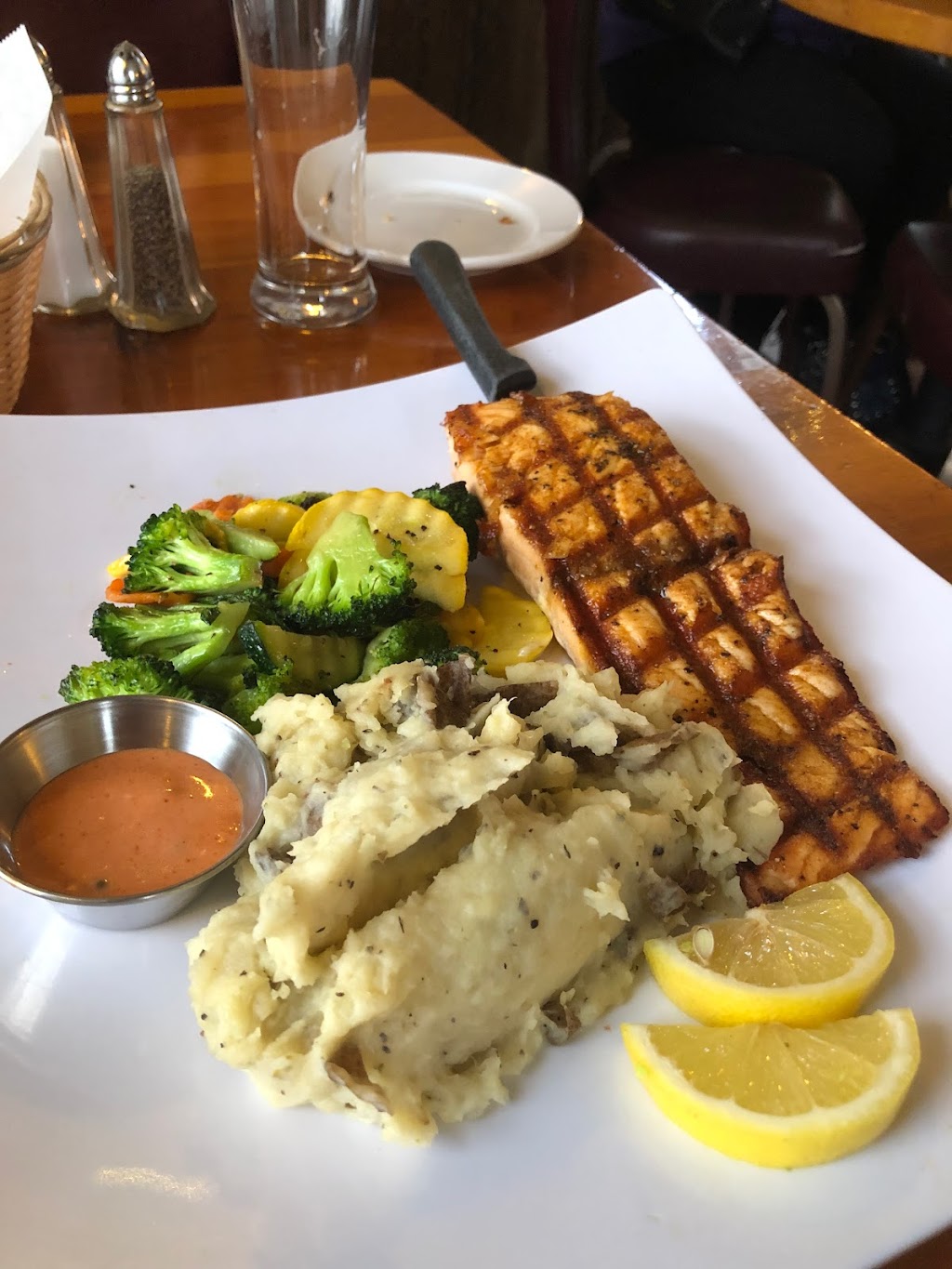 Moons | cafe | 497 Lawrence St, Quincy, CA 95971, USA | 5302839900 OR +1 530-283-9900