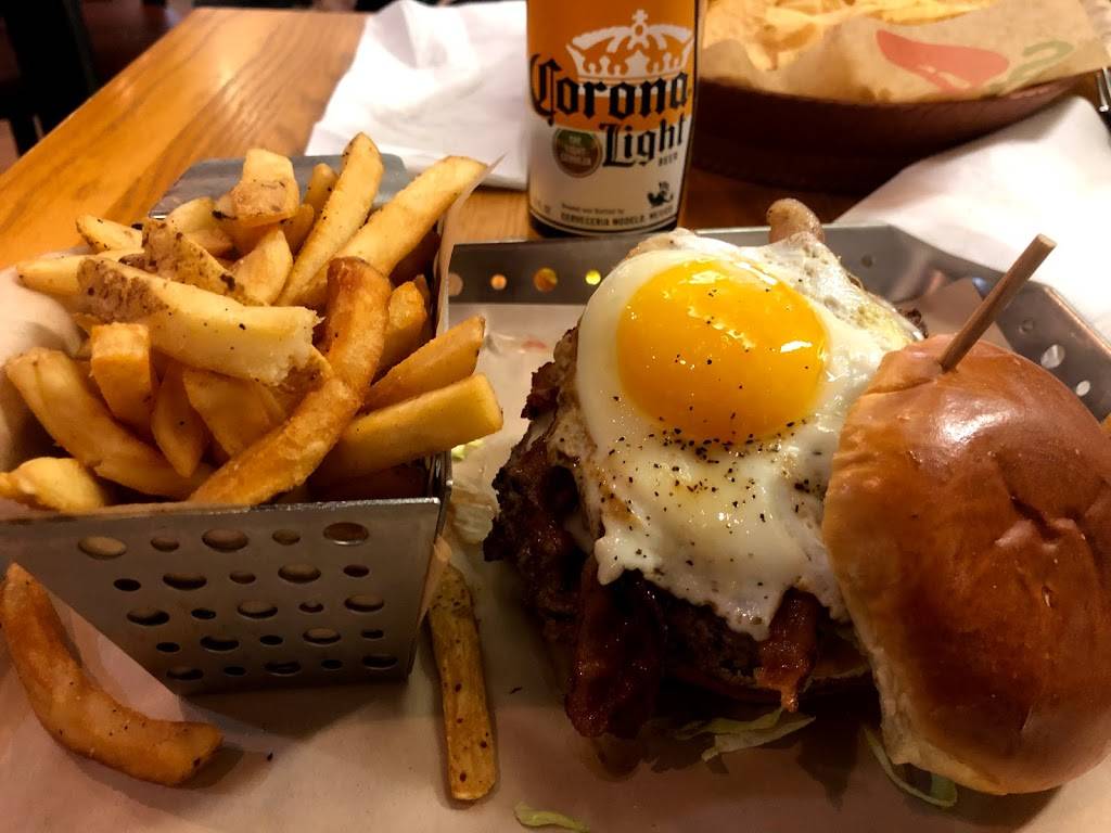 Chilis Grill & Bar | meal takeaway | Chicago OHare Airport Rotunda Building 6 Arrivals Level Guard Post #8, Chicago, IL 60666, USA | 7733777800 OR +1 773-377-7800