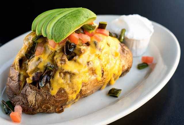 Lincoln Station | restaurant | 2432 N Lincoln Ave, Chicago, IL 60614, USA | 7734728100 OR +1 773-472-8100