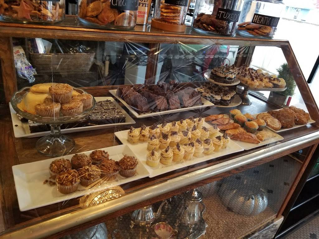 Three Cats | restaurant | 116 W 14 Mile Rd, Clawson, MI 48017, USA | 2482884858 OR +1 248-288-4858