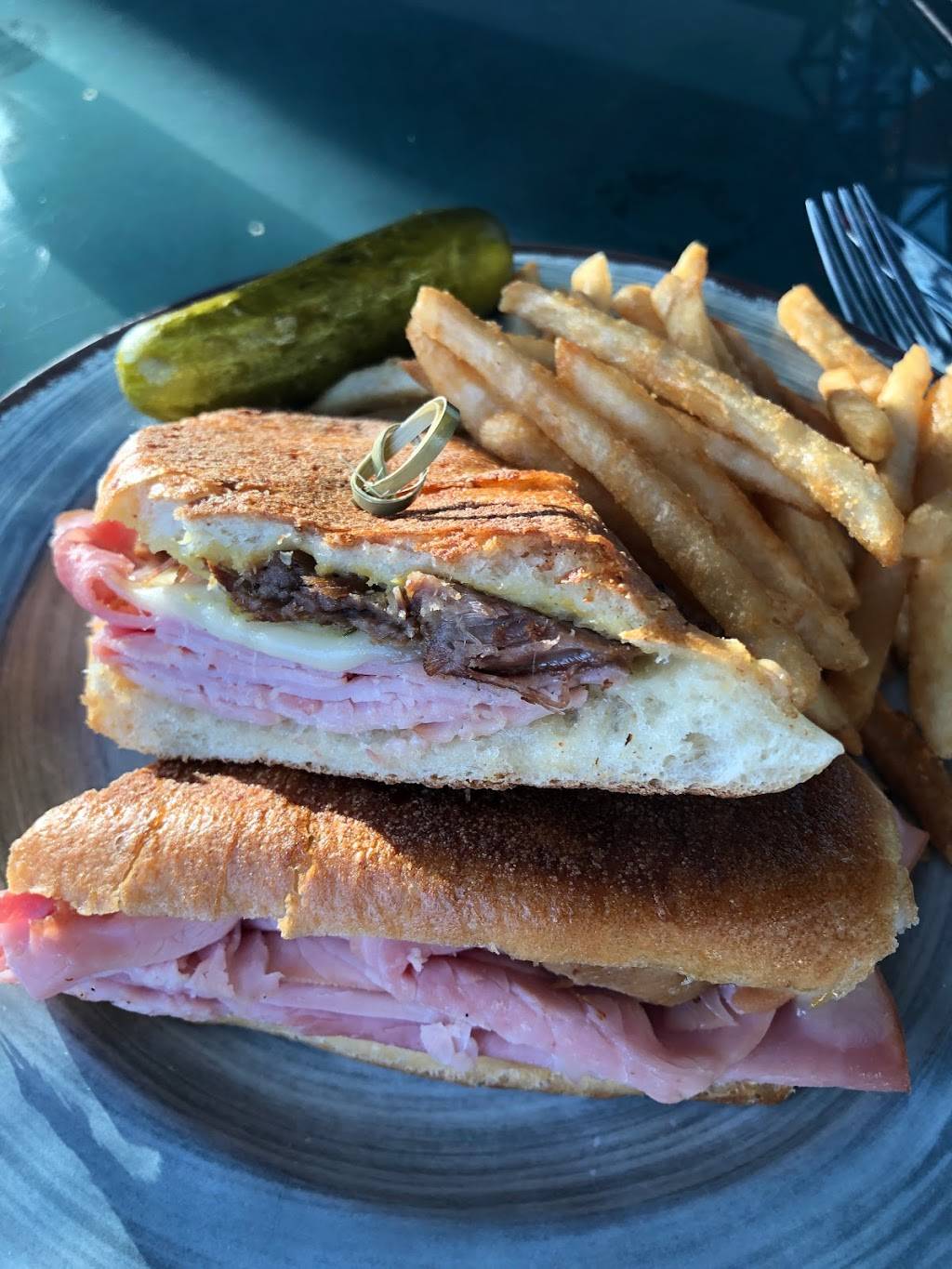 Falls Pool Bar & Grill | restaurant | 8701 World Center Dr, Orlando, FL 32821, USA | 4072394200 OR +1 407-239-4200