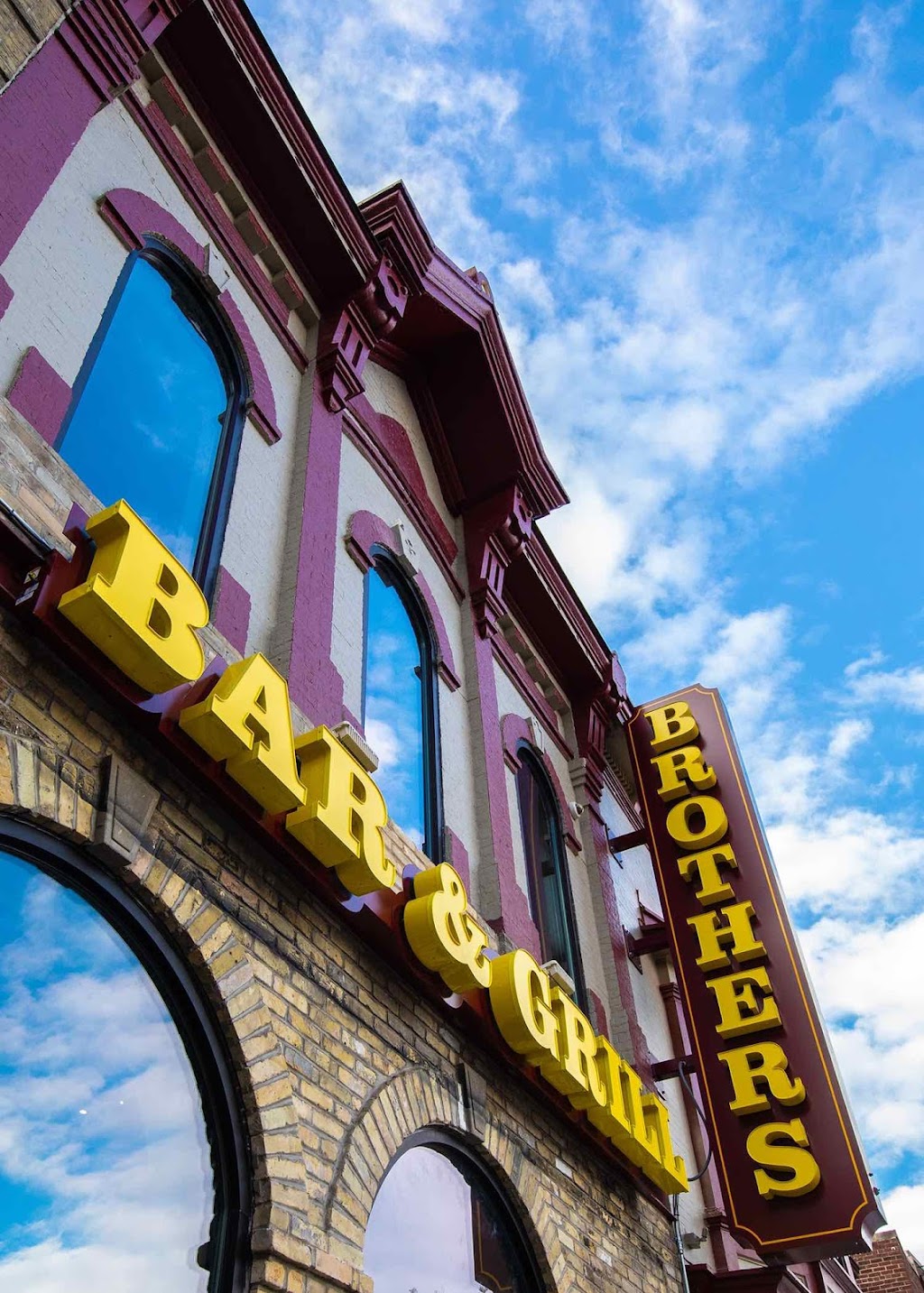 Brothers Bar & Grill | restaurant | 1213 N Water St, Milwaukee, WI 53202, USA | 4142241690 OR +1 414-224-1690