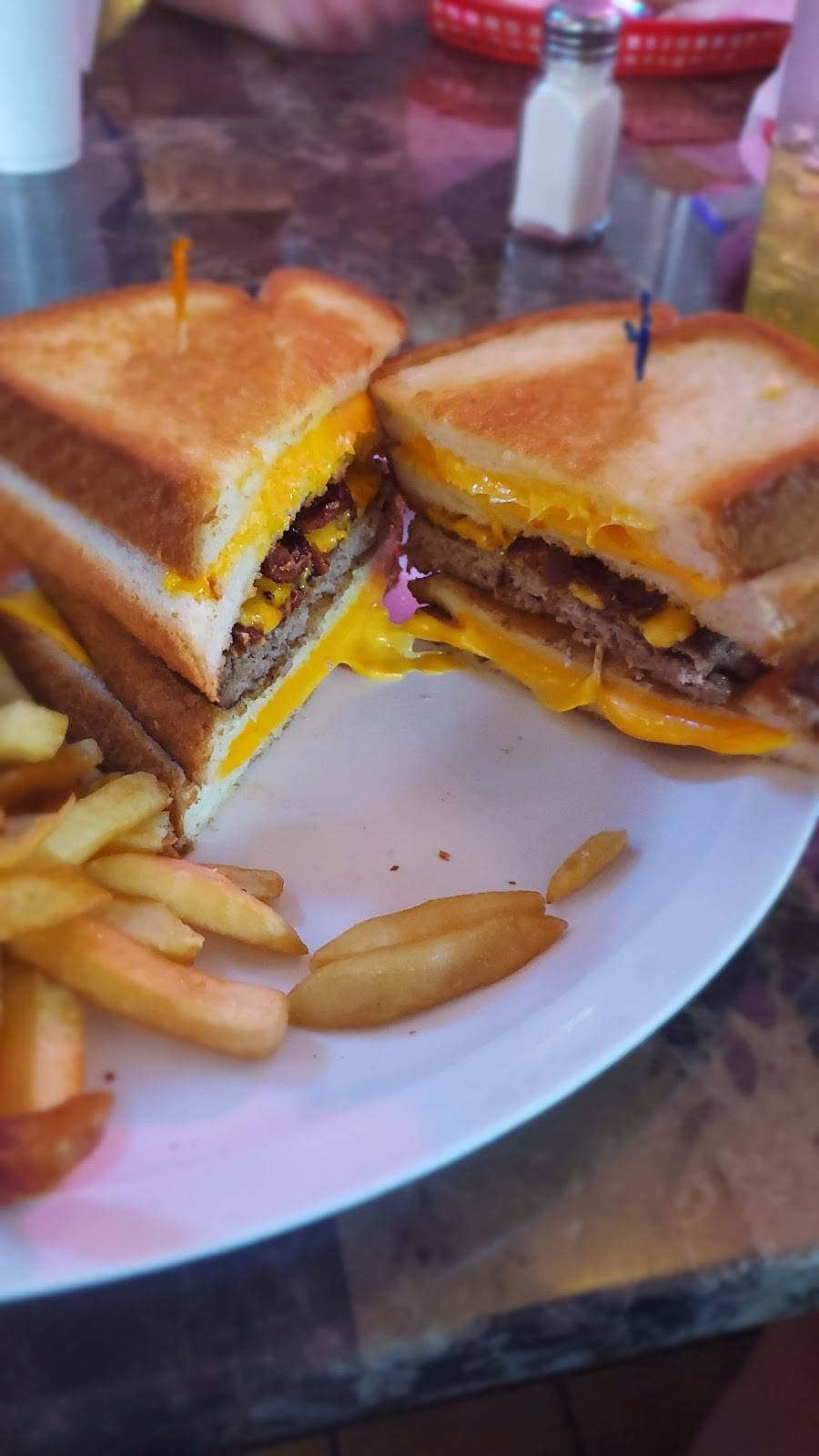 Cheeseburgers & More | restaurant | 6779 W Indiantown Rd, Jupiter, FL 33458, USA | 5615759490 OR +1 561-575-9490