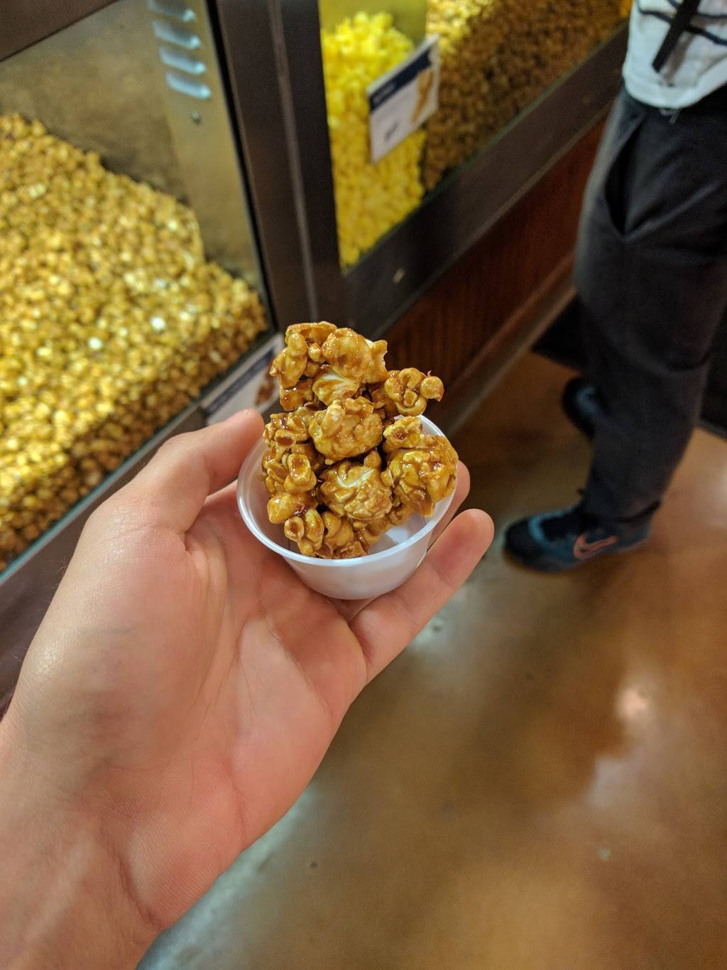 Garrett Popcorn Shops | meal takeaway | 600 E Grand Ave, Chicago, IL 60611, USA | 8884767267 OR +1 888-476-7267