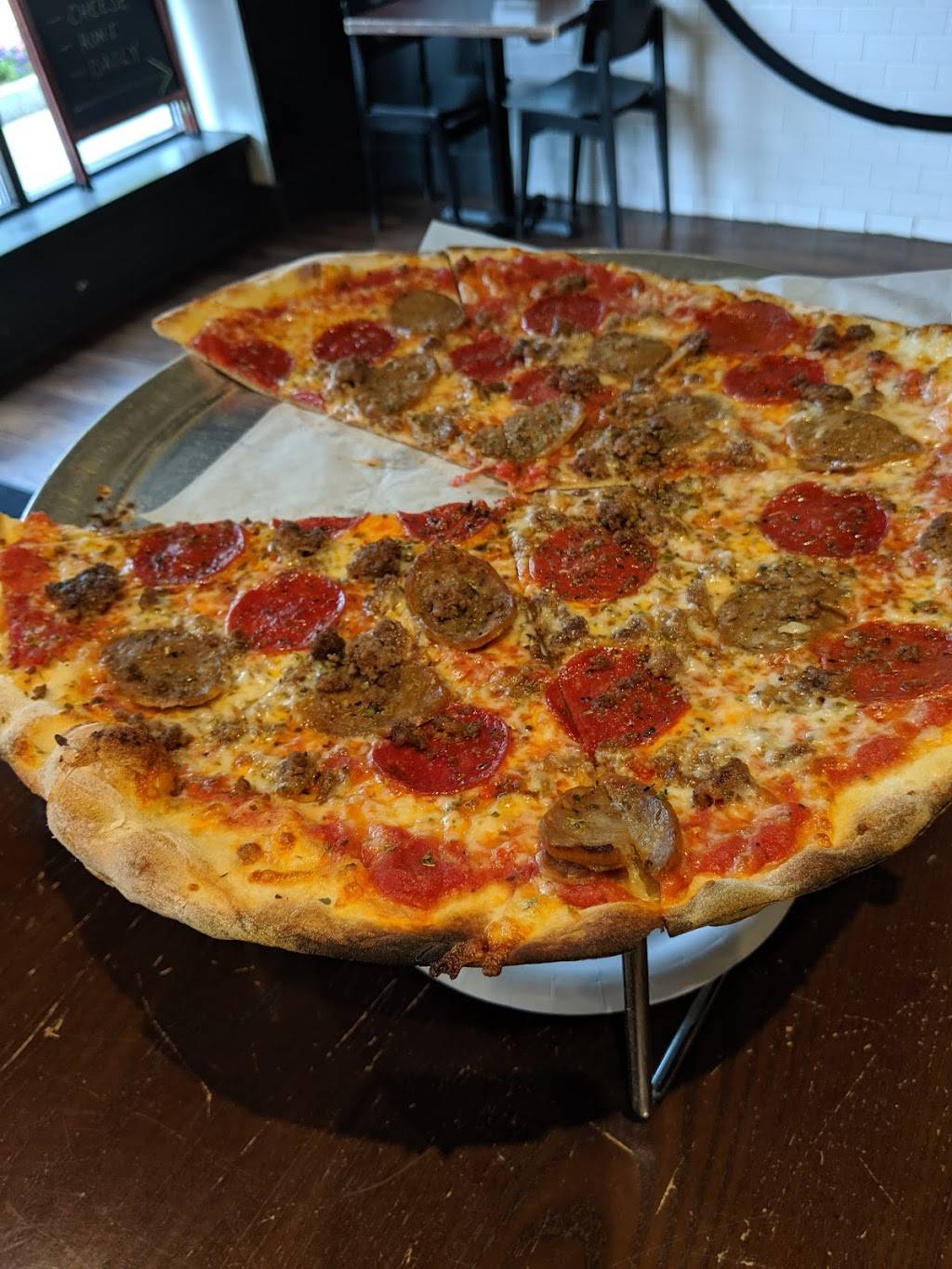 Upper Crust Pizzeria | restaurant | 68-82 Burlington Mall Road, Burlington, MA 01803, USA | 7815525188 OR +1 781-552-5188