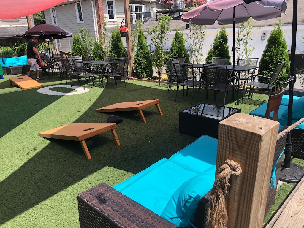 Salad Saloon | restaurant | 208 Poplar Alley, Occoquan Historic District, VA 22125, USA | 7039107074 OR +1 703-910-7074