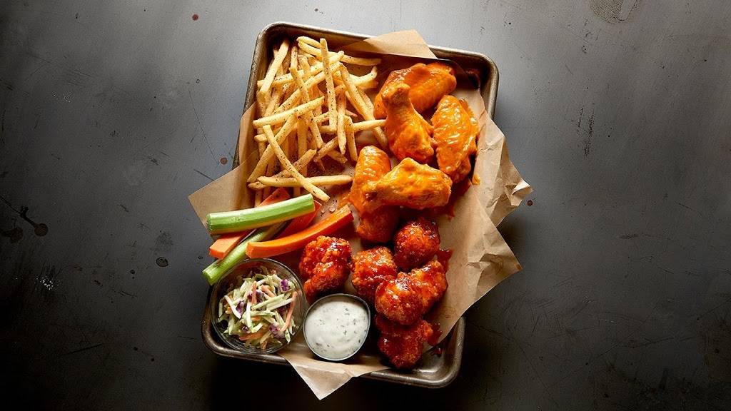 Buffalo Wild Wings | restaurant | 230 Railway Ln, Hagerstown, MD 21740, USA | 3017667250 OR +1 301-766-7250