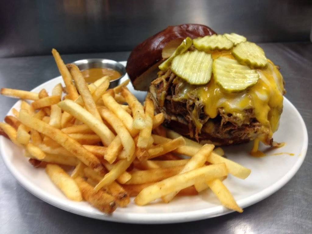 Father Toms Pub | restaurant | 32 N Cedar Ave, Cookeville, TN 38501, USA | 9318549484 OR +1 931-854-9484