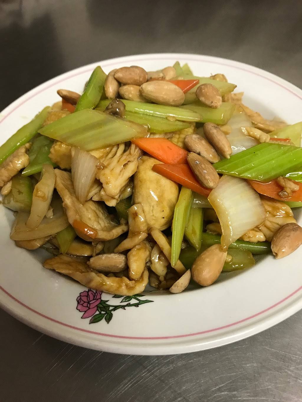 Lakeside Chinese Cuisine | restaurant | 44 Bolton St, Bobcaygeon, ON K0M 1A0, Canada | 7057386886 OR +1 705-738-6886