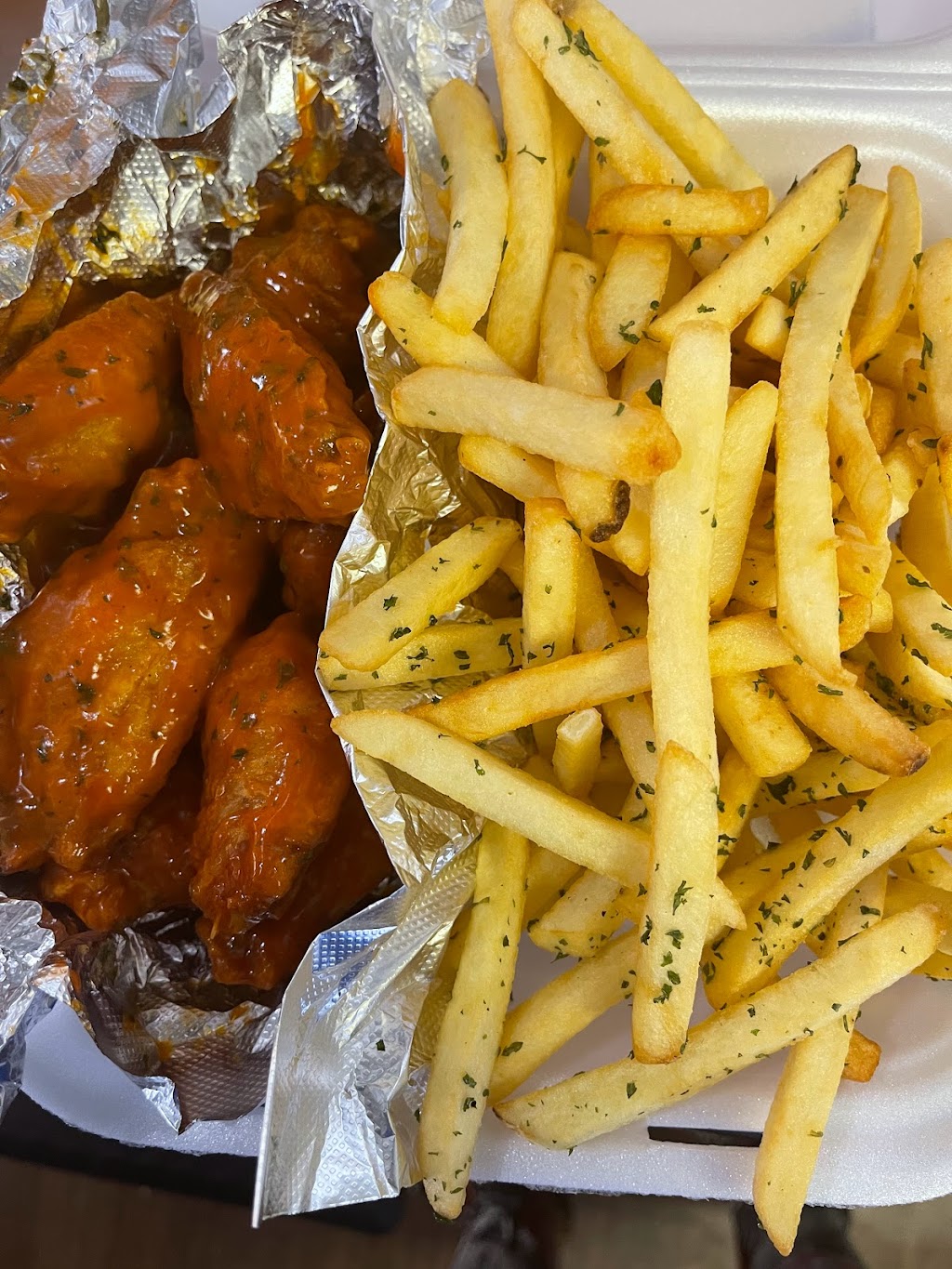 Da Wingz Spot | restaurant | Yellow Food Truck, 7611 Causeway Blvd, Tampa, FL 33619, USA | 8134366051 OR +1 813-436-6051