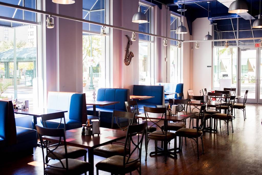 Reginas Cajun Kitchen | restaurant | 60 N Main St, Memphis, TN 38103, USA | 9017300384 OR +1 901-730-0384