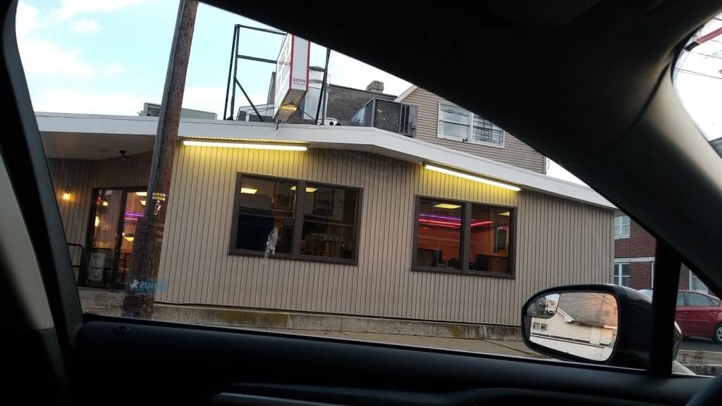 Abes Hot Dogs | restaurant | 210 Barney St, Wilkes-Barre, PA 18702, USA | 5708259213 OR +1 570-825-9213