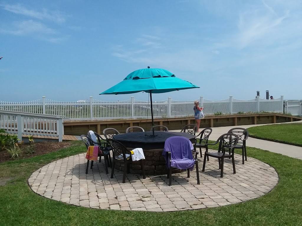 Beach Club Food Court | restaurant | Tarpon Blvd, Fripp Island, SC 29920, USA | 8438381510 OR +1 843-838-1510