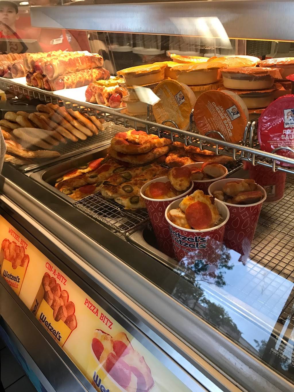 Wetzels Pretzels | restaurant | 740 Ventura Blvd #1220, Camarillo, CA 93010, USA | 8059877109 OR +1 805-987-7109
