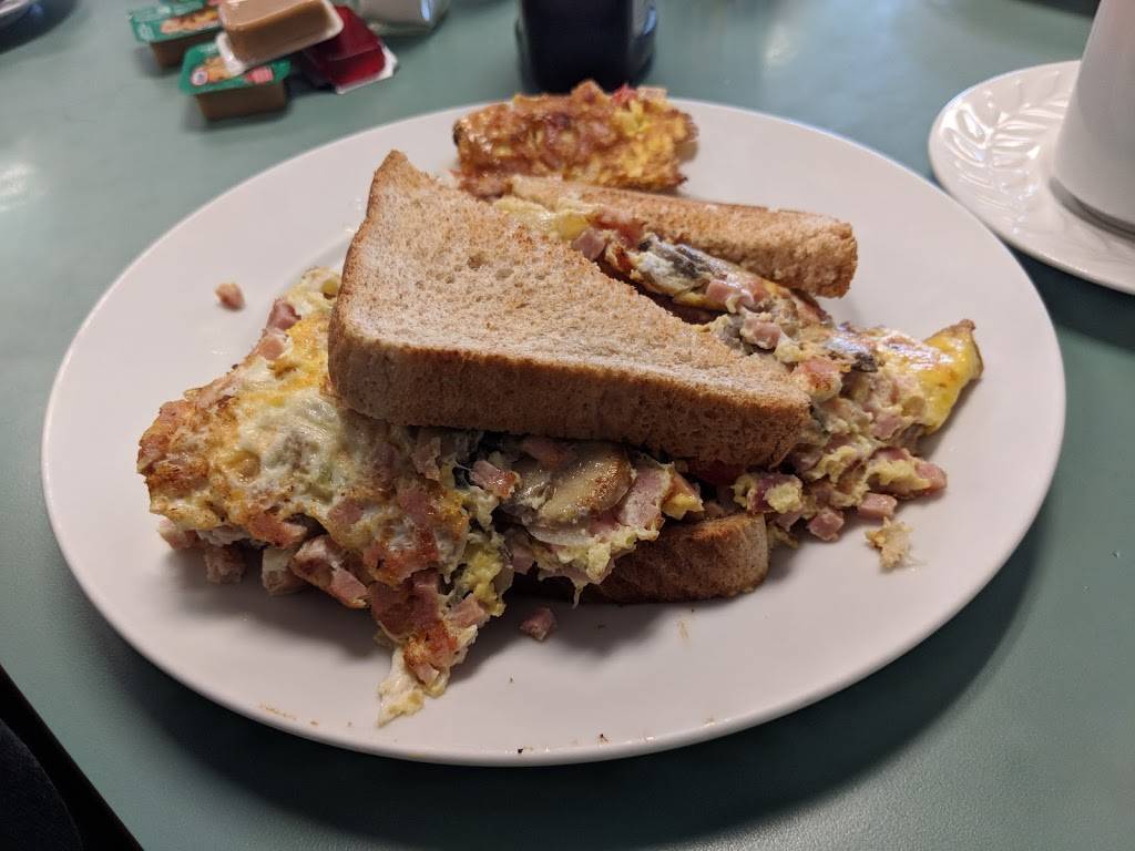 Ednas Restaurant | restaurant | 592 Notre Dame St, Belle River, ON N0R 1A0, Canada | 5197284462 OR +1 519-728-4462