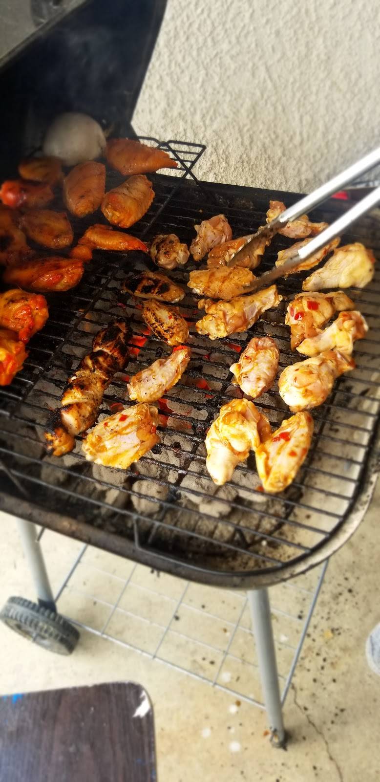 Dinos Burgers | restaurant | 2217 W 1st St, Santa Ana, CA 92703, USA | 7145428927 OR +1 714-542-8927