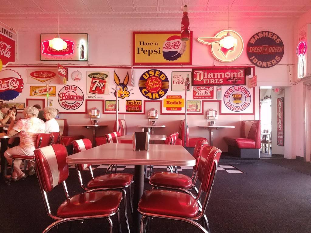 Moms Diner | restaurant | 213 N Defiance St, Archbold, OH 43502, USA | 4194455060 OR +1 419-445-5060