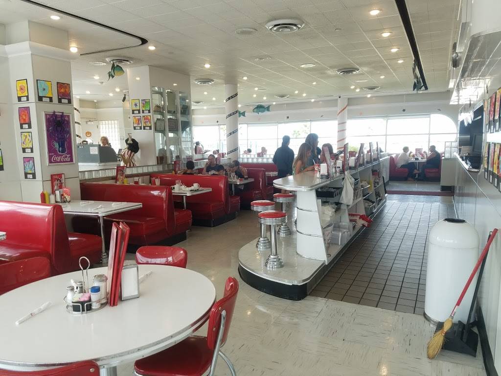 Rubys Diner | restaurant | 245 N Harbor Dr, Redondo Beach, CA 90277, USA | 3103767829 OR +1 310-376-7829