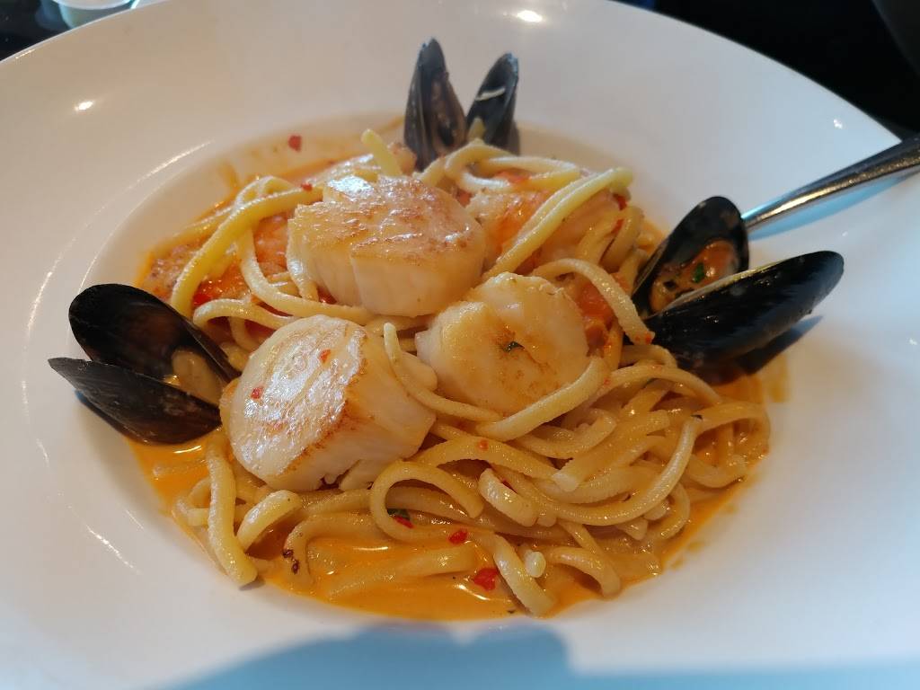 Cyranos Restaurant | restaurant | 2039 Robertson Rd, Nepean, ON K2H 8R2, Canada | 6137210510 OR +1 613-721-0510