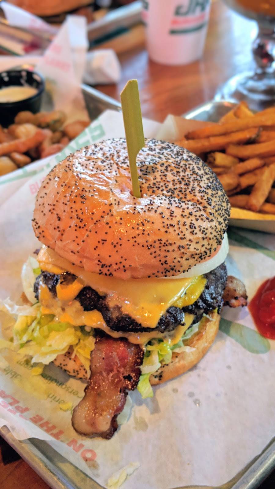 Jakes Burgers and Beer | restaurant | 2422 N Henderson Ave, Dallas, TX 75206, USA | 2148265253 OR +1 214-826-5253